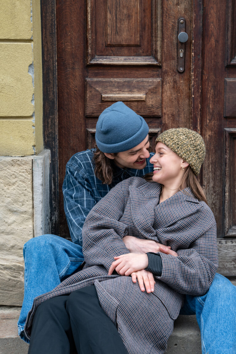 Para na tle kamienic warszawskiej Starówki