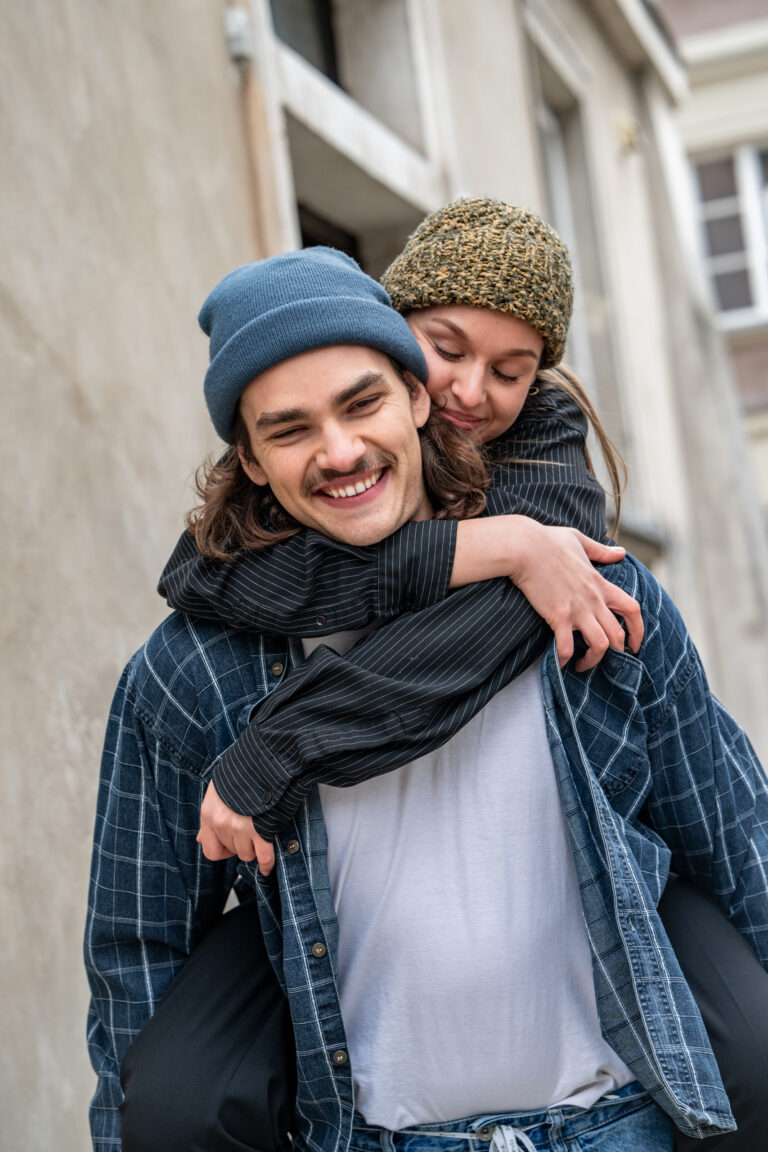 Zakochana para na uliczkach warszawskiej Starówki