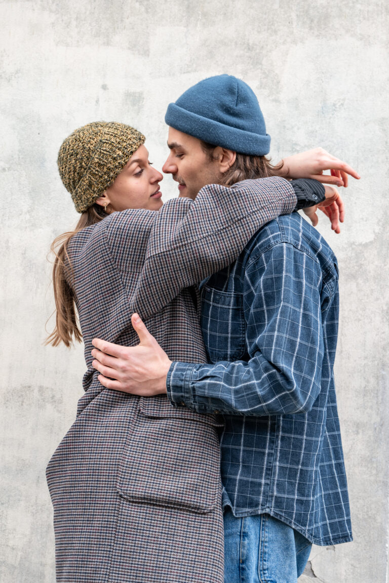 Para pozująca przy Zamku Królewskim w Warszawie