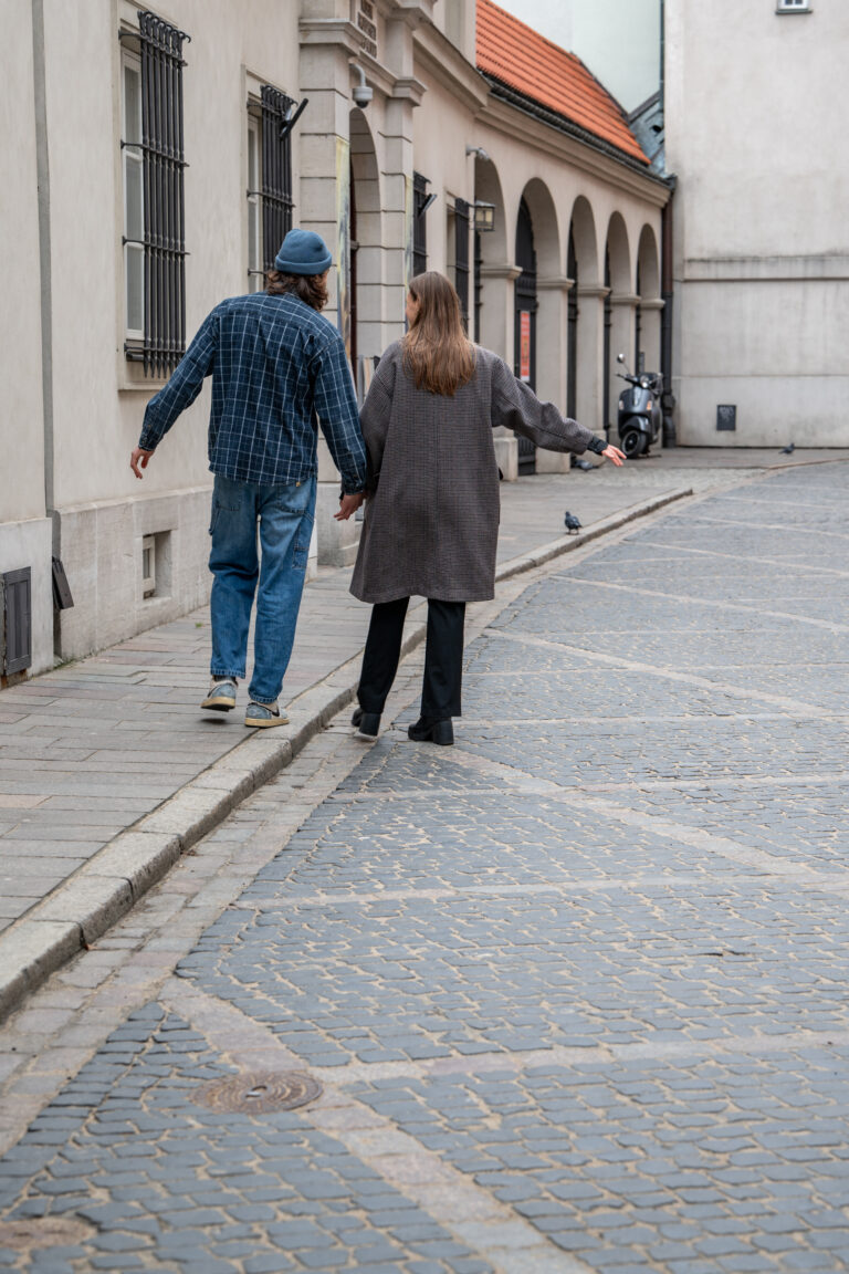 Para zakochanych podczas sesji w Warszawie