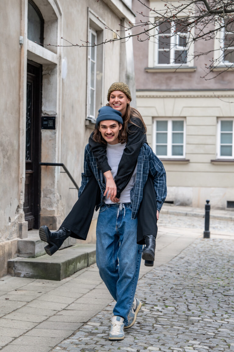 Para na Rynku Starego Miasta podczas sesji zaręczynowej